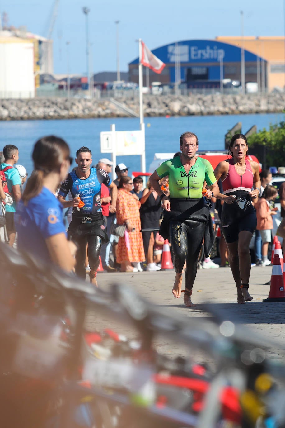 Fotos: Casi 150 deportistas compiten en el regreso del Triatlón del Santa Olaya