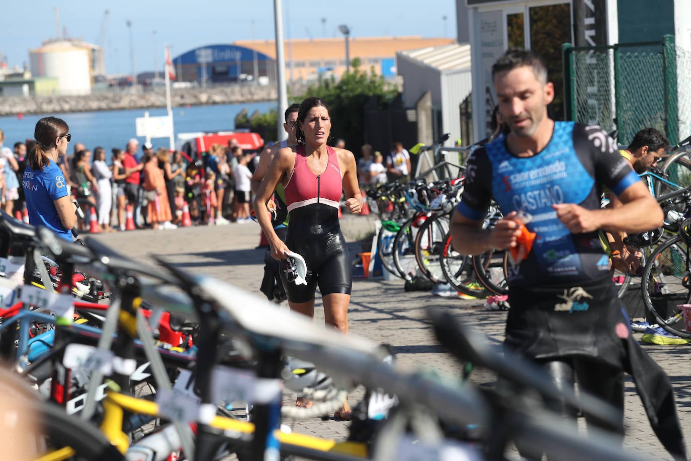 Fotos: Casi 150 deportistas compiten en el regreso del Triatlón del Santa Olaya