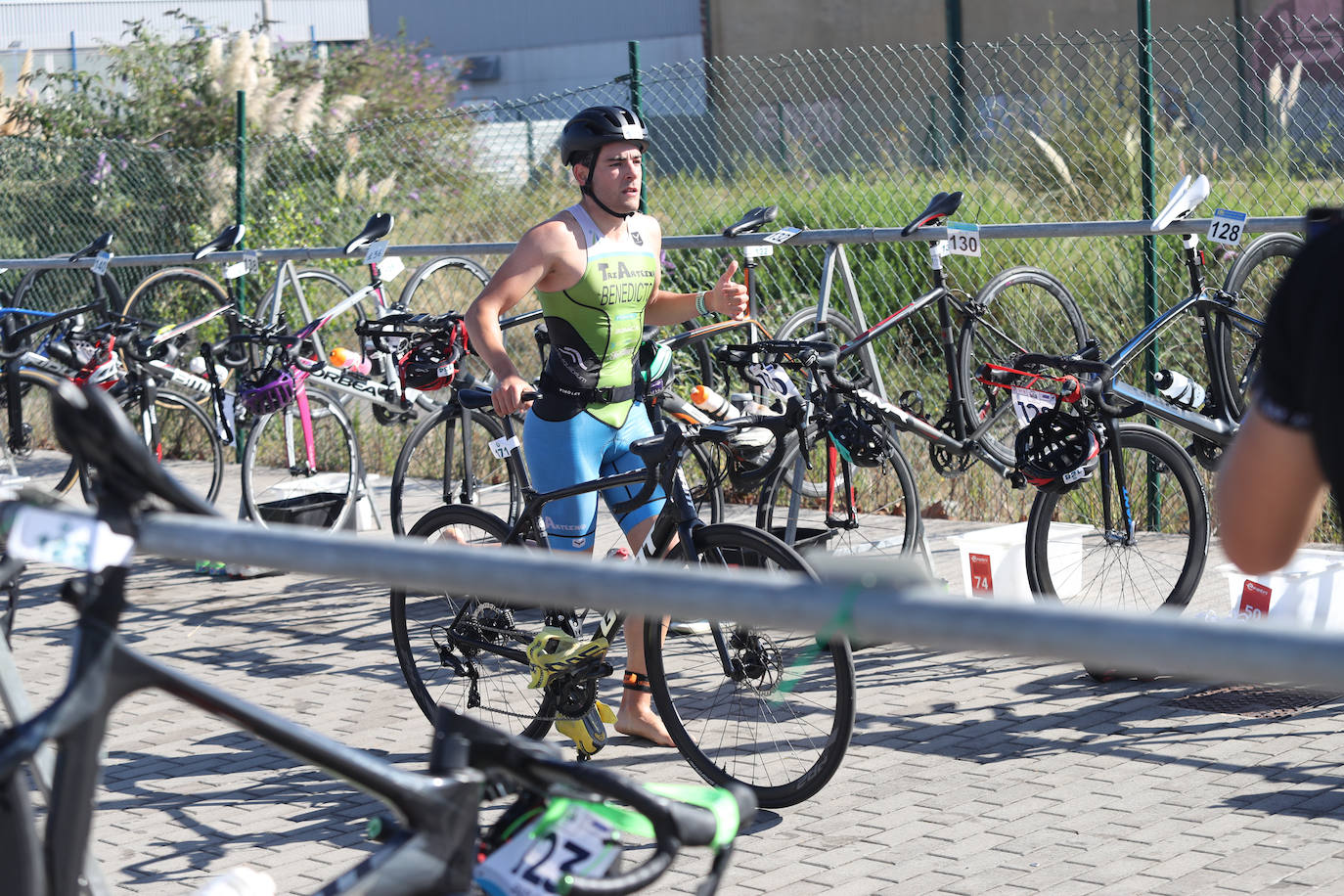 Fotos: Casi 150 deportistas compiten en el regreso del Triatlón del Santa Olaya