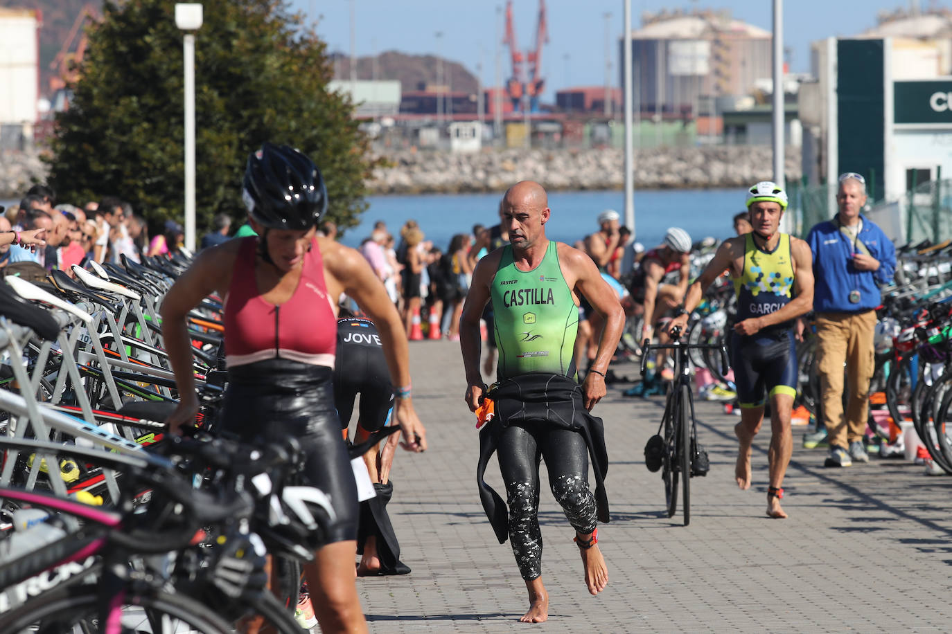 Fotos: Casi 150 deportistas compiten en el regreso del Triatlón del Santa Olaya