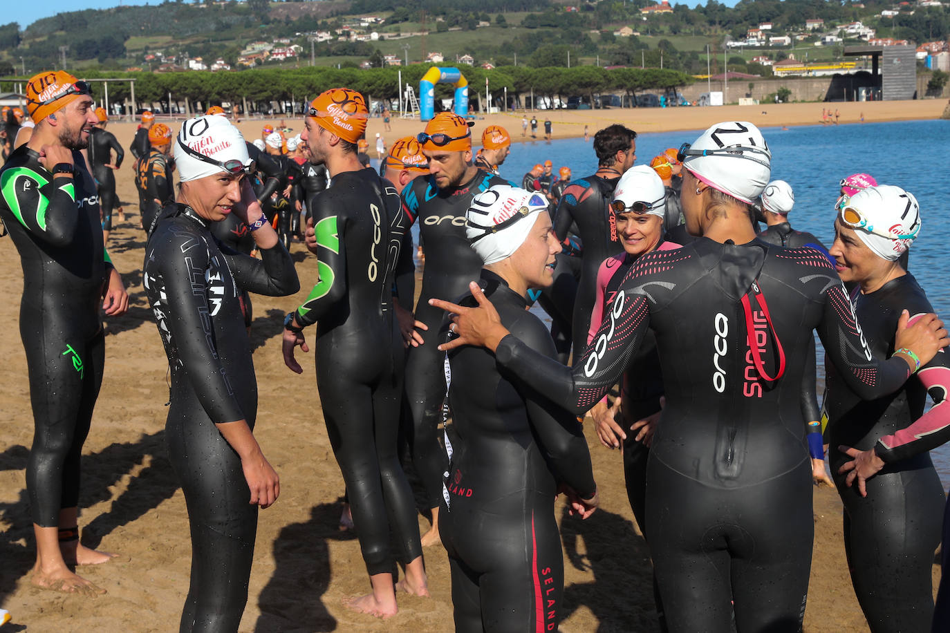 Fotos: Casi 150 deportistas compiten en el regreso del Triatlón del Santa Olaya