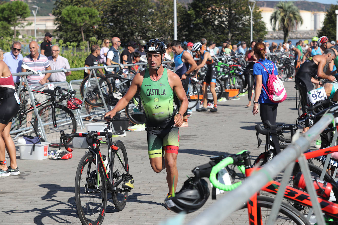 Fotos: Casi 150 deportistas compiten en el regreso del Triatlón del Santa Olaya