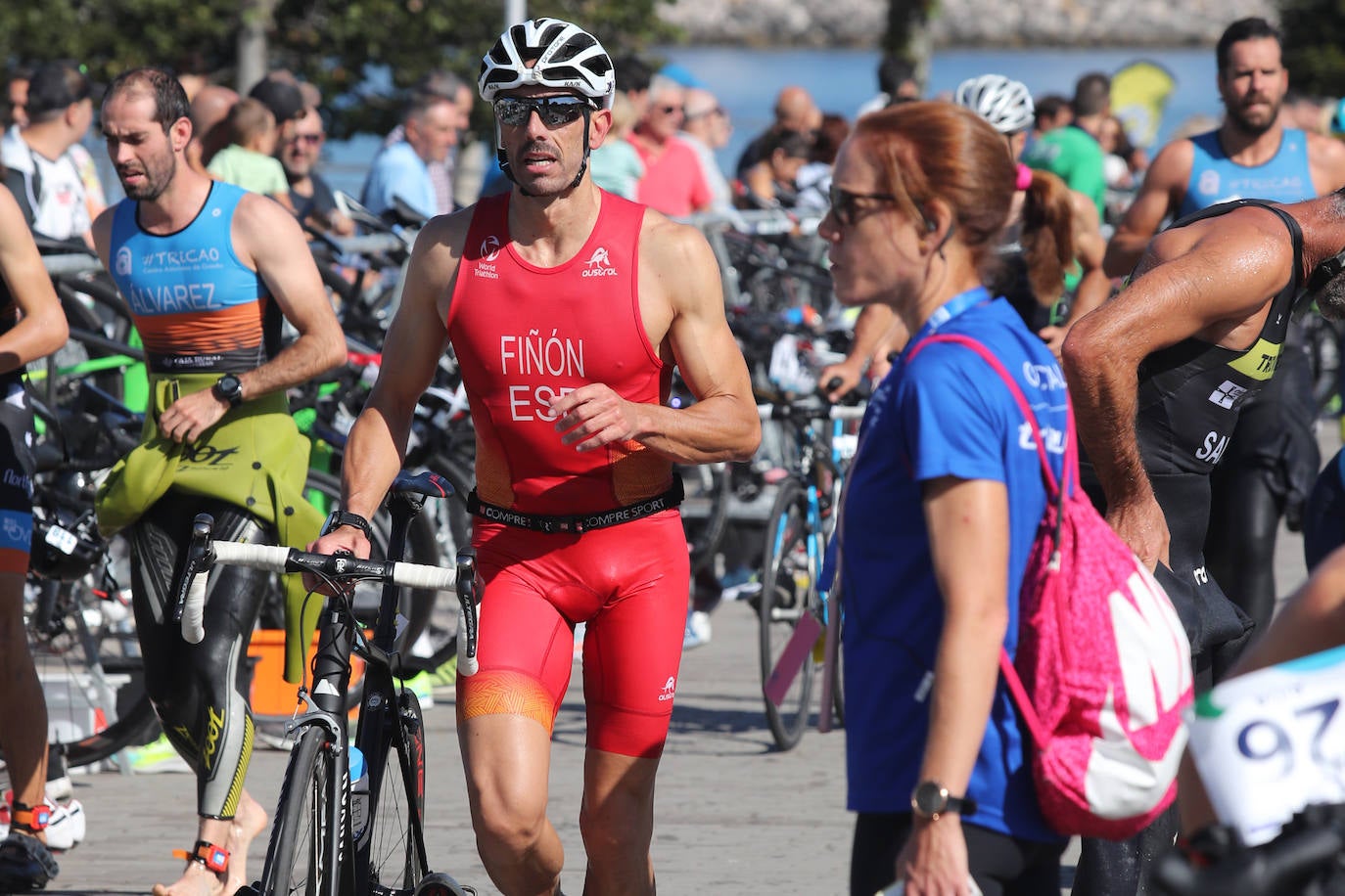 Fotos: Casi 150 deportistas compiten en el regreso del Triatlón del Santa Olaya