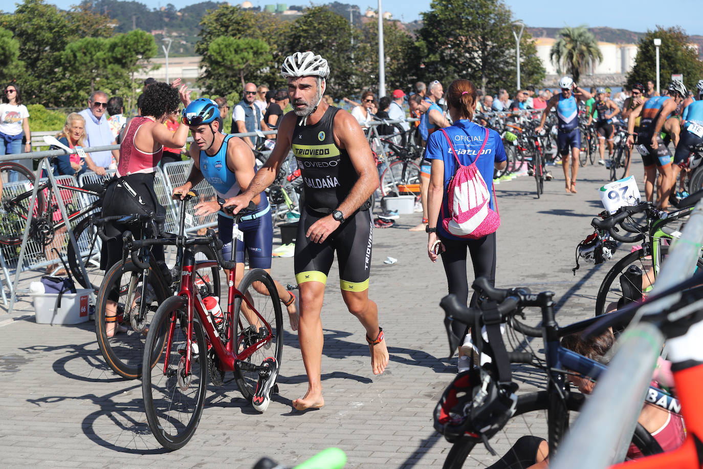 Fotos: Casi 150 deportistas compiten en el regreso del Triatlón del Santa Olaya