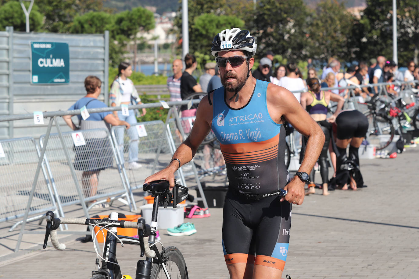 Fotos: Casi 150 deportistas compiten en el regreso del Triatlón del Santa Olaya