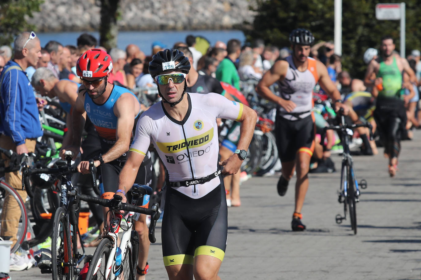 Fotos: Casi 150 deportistas compiten en el regreso del Triatlón del Santa Olaya