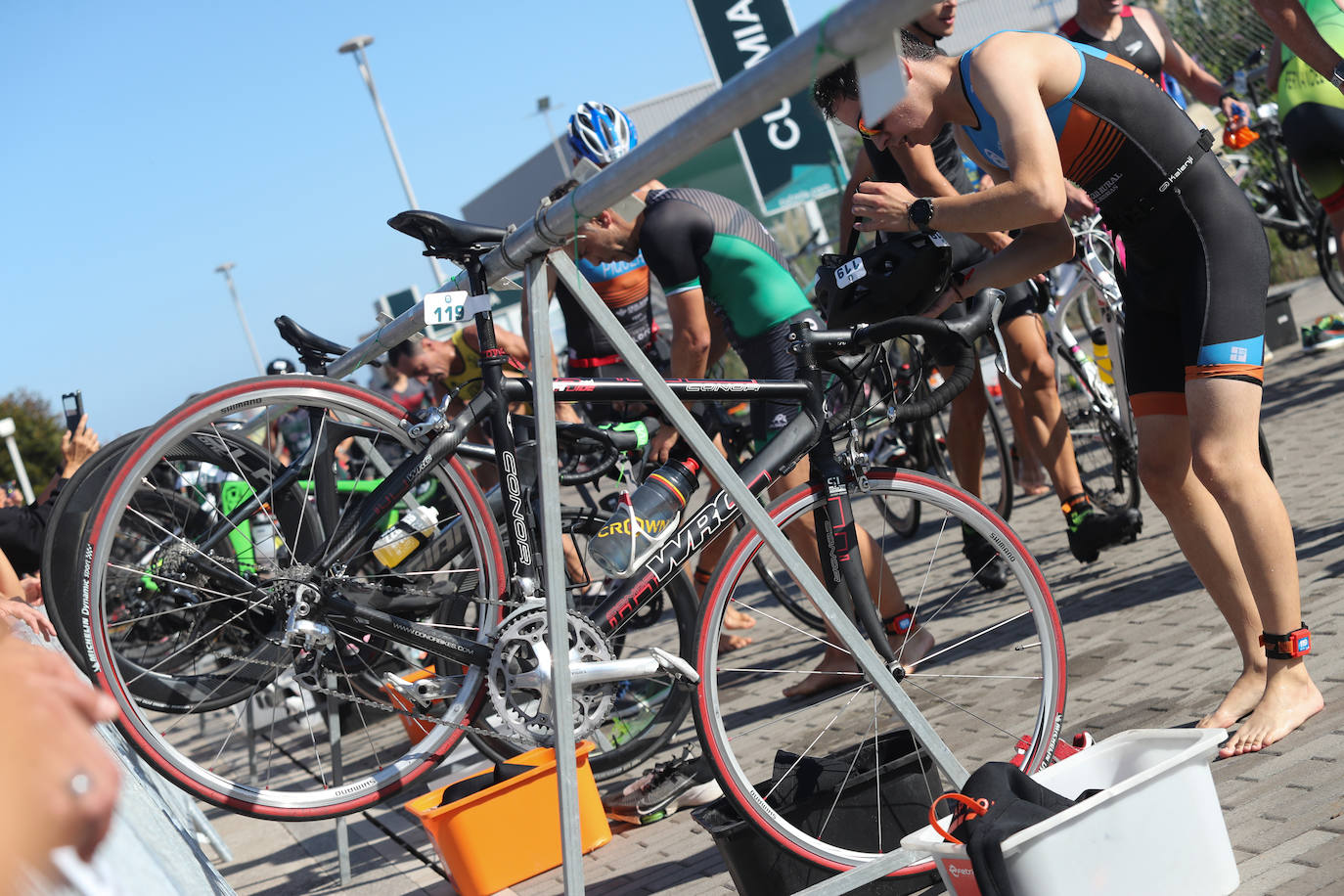 Fotos: Casi 150 deportistas compiten en el regreso del Triatlón del Santa Olaya