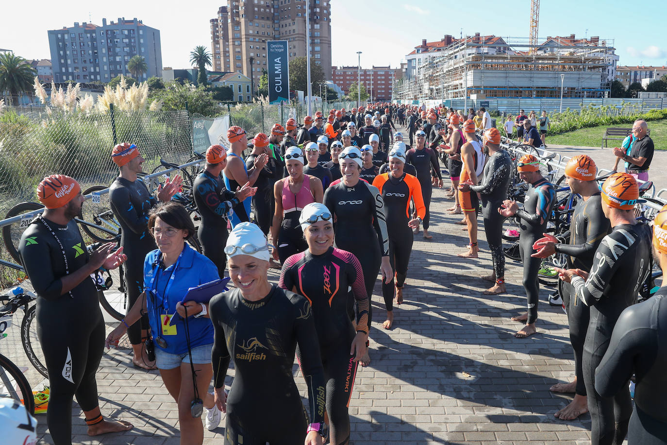 Fotos: Casi 150 deportistas compiten en el regreso del Triatlón del Santa Olaya