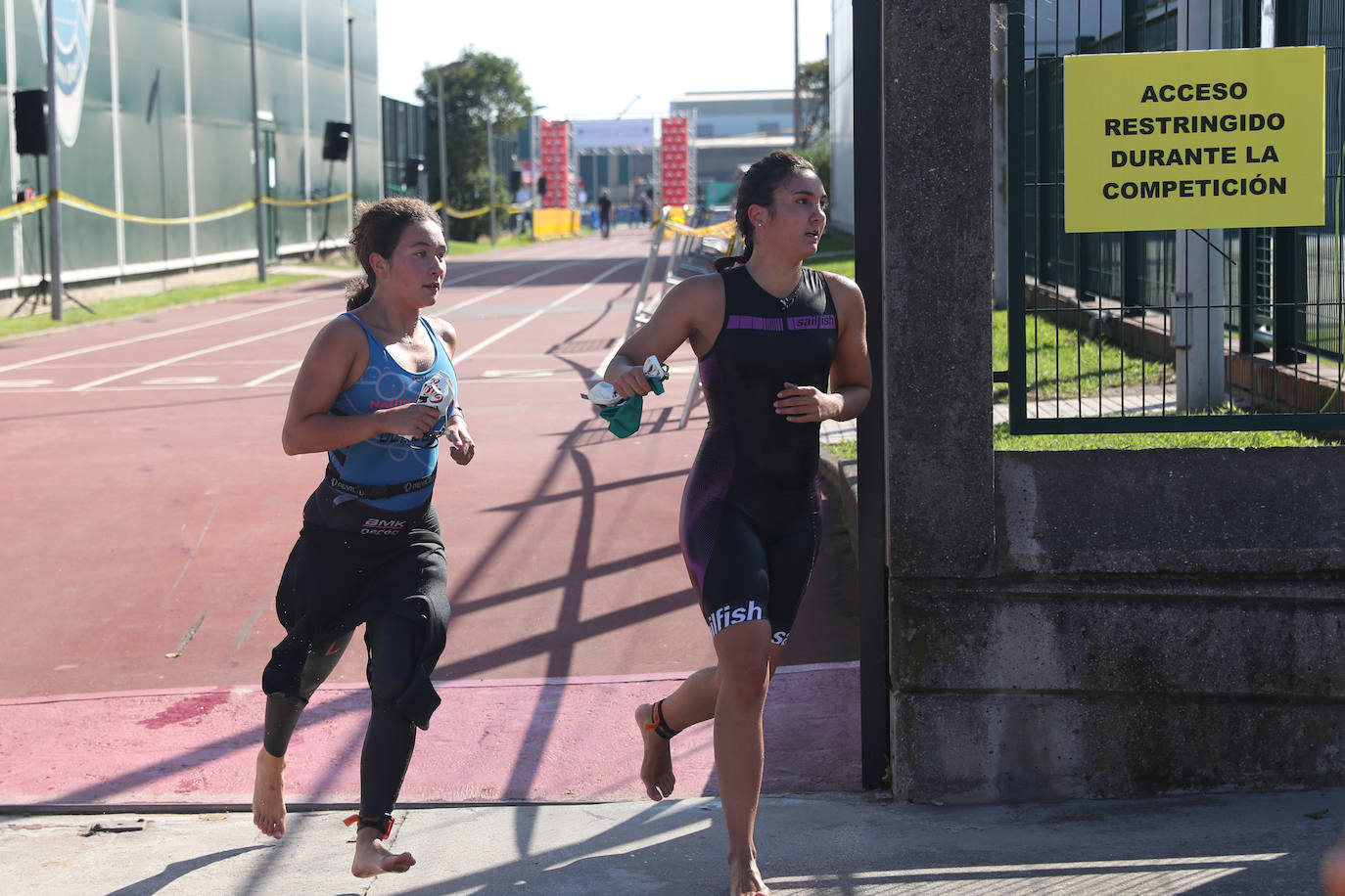 Fotos: Casi 150 deportistas compiten en el regreso del Triatlón del Santa Olaya