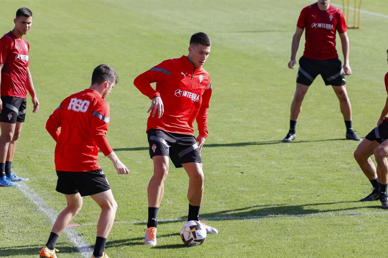 Uros Milovanovic participa en un ejercicio del entrenamiento de ayer, el primero con sus nuevos compañeros.