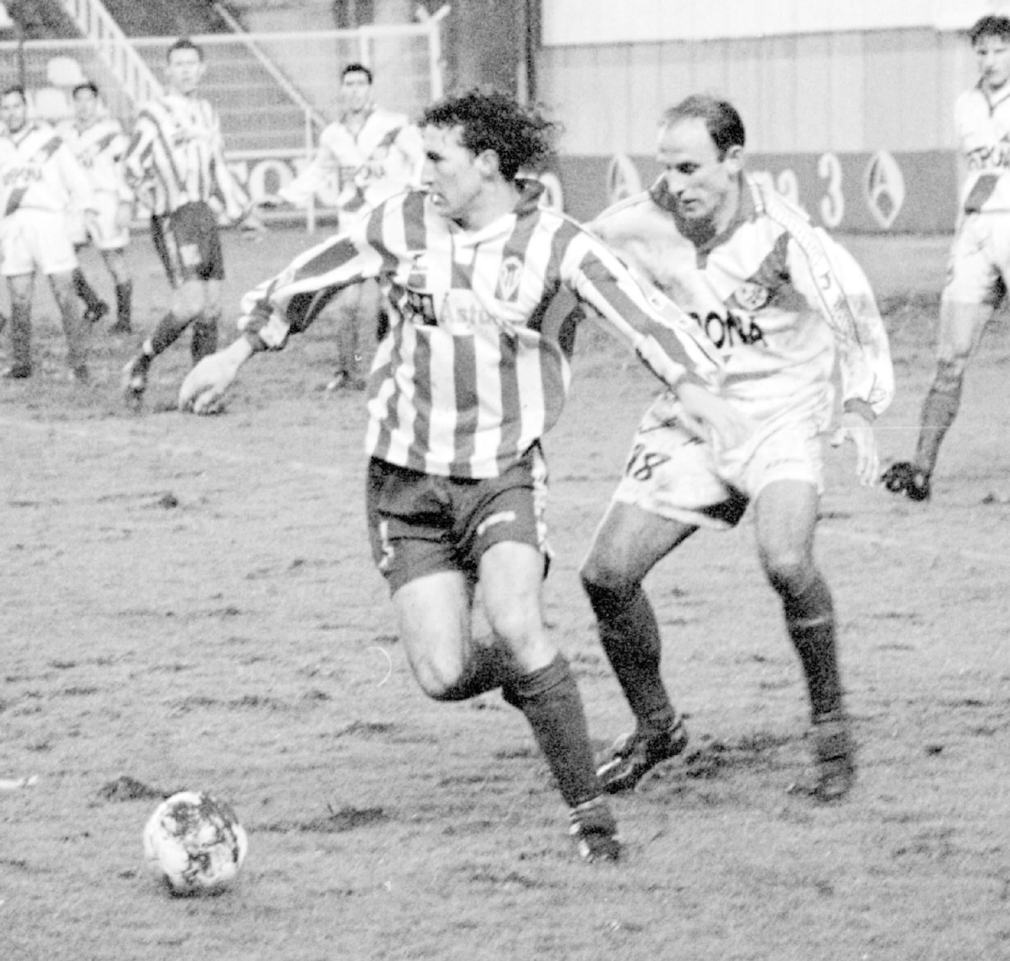 1996-1997.Tomás, con la elástica del Sporting, en un partido en Vallecas. 