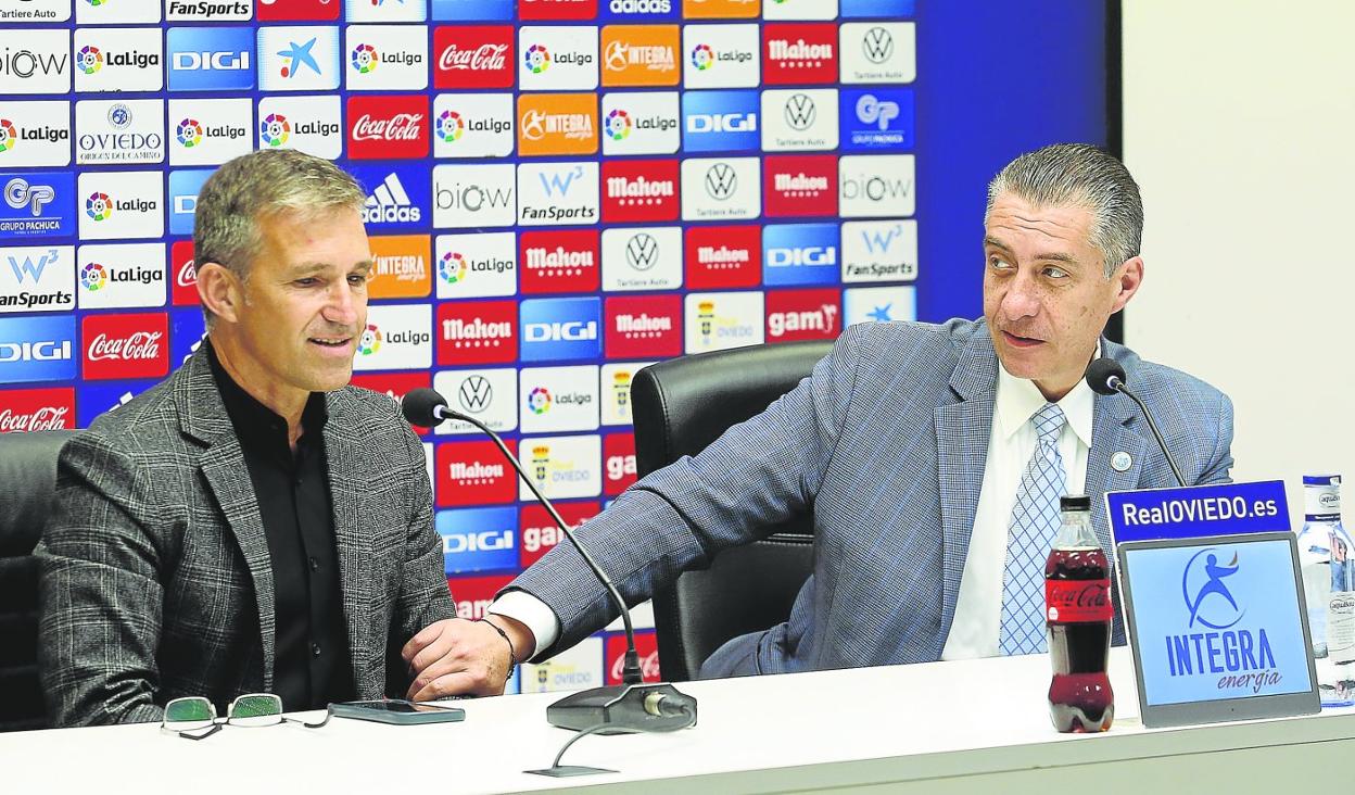 Tito Blanco y el presidente Martín Peláez, en la sala de prensa del Carlos Tartiere, donde dieron un balance del mercado de fichajes.