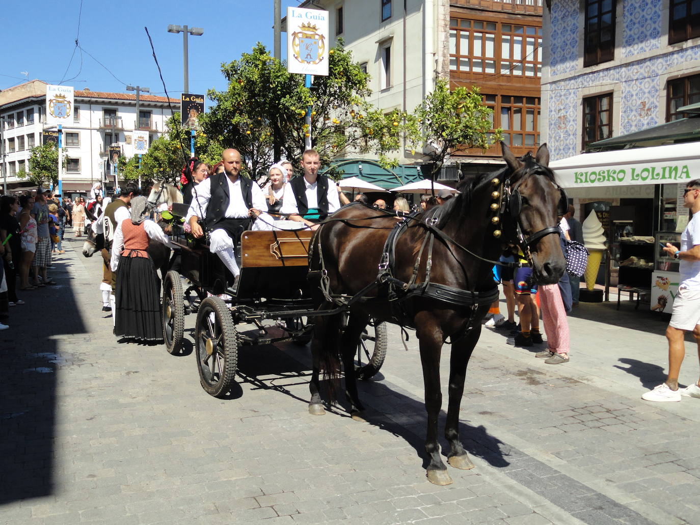 Fotos: Desfile y entrega del bollo por La Guía en Llanes