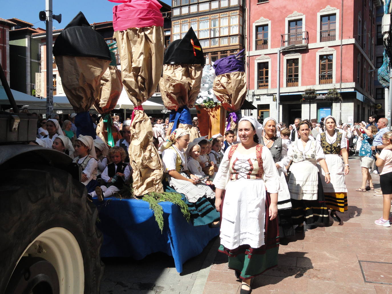 Fotos: Desfile y entrega del bollo por La Guía en Llanes