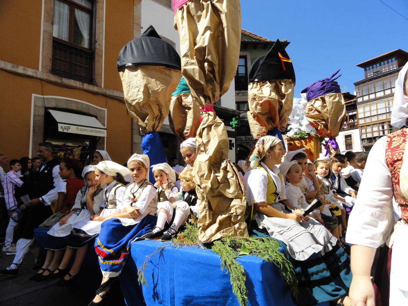 Fotos: Desfile y entrega del bollo por La Guía en Llanes