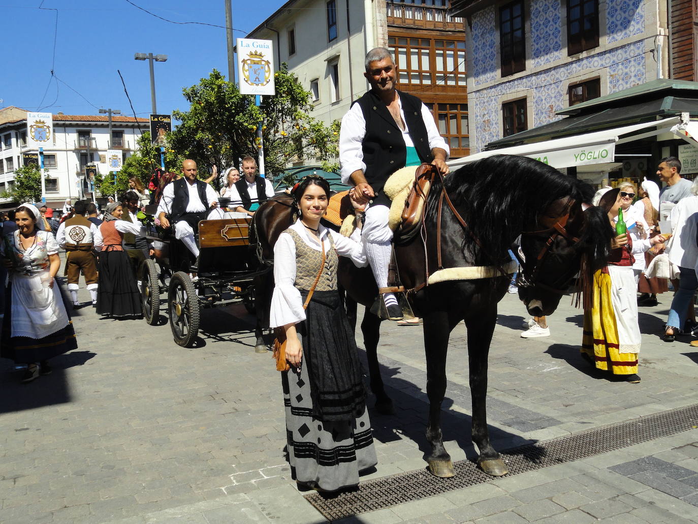 Fotos: Desfile y entrega del bollo por La Guía en Llanes