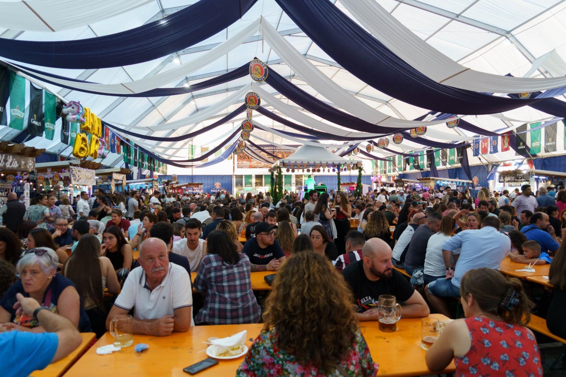 Llenazo en la enorme carpa habilitada en Hermanos Castro. 