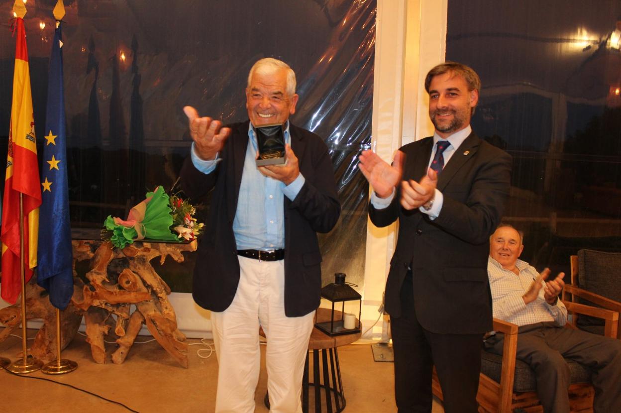 Pepe Cobián recibe la medalla de manos de Gerardo Fabián. 