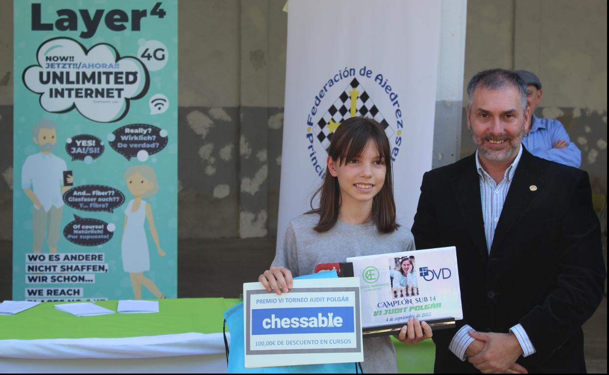 La campeona Alina Prochaieva con Sergio Arias, presidente de la Federación Asturiana.