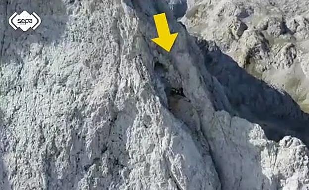 Una imagen del rescate desde la vista del helicóptero multifunción de Bomberos de Asturias.