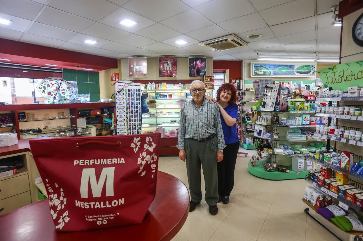 Ramón y Raquel Iglesias en la droguería del barrio de Santo Domingo. 