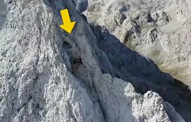 Terraza en la pared donde quedó atrapado el escalador tras la caída. 