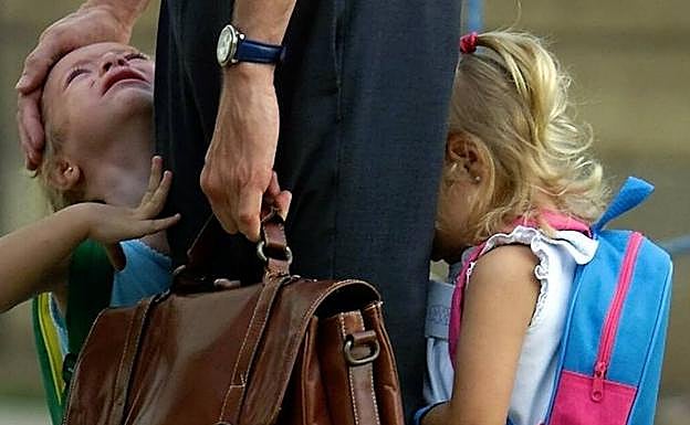 Por qué no deberías publicar en redes sociales fotos del primer día de cole de tu hijo