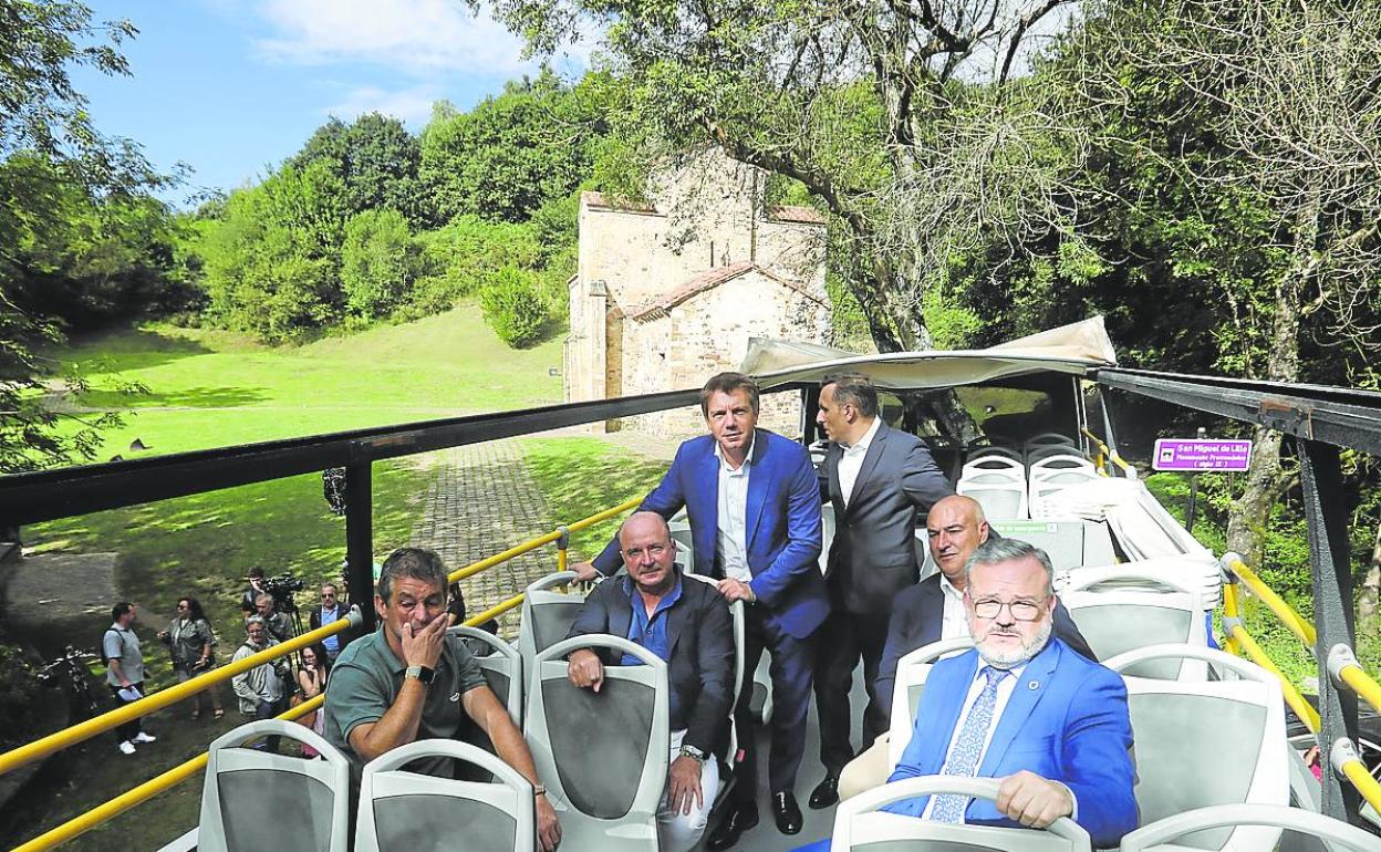 De izquiera a derecha, Tony Amieva y Carlos Cristos (en los primeros asientos), detrás Javier Martínez y Jaime García. Tras ellos, de pie, José Luis Álvarez Almeida y Fernando Corral. 