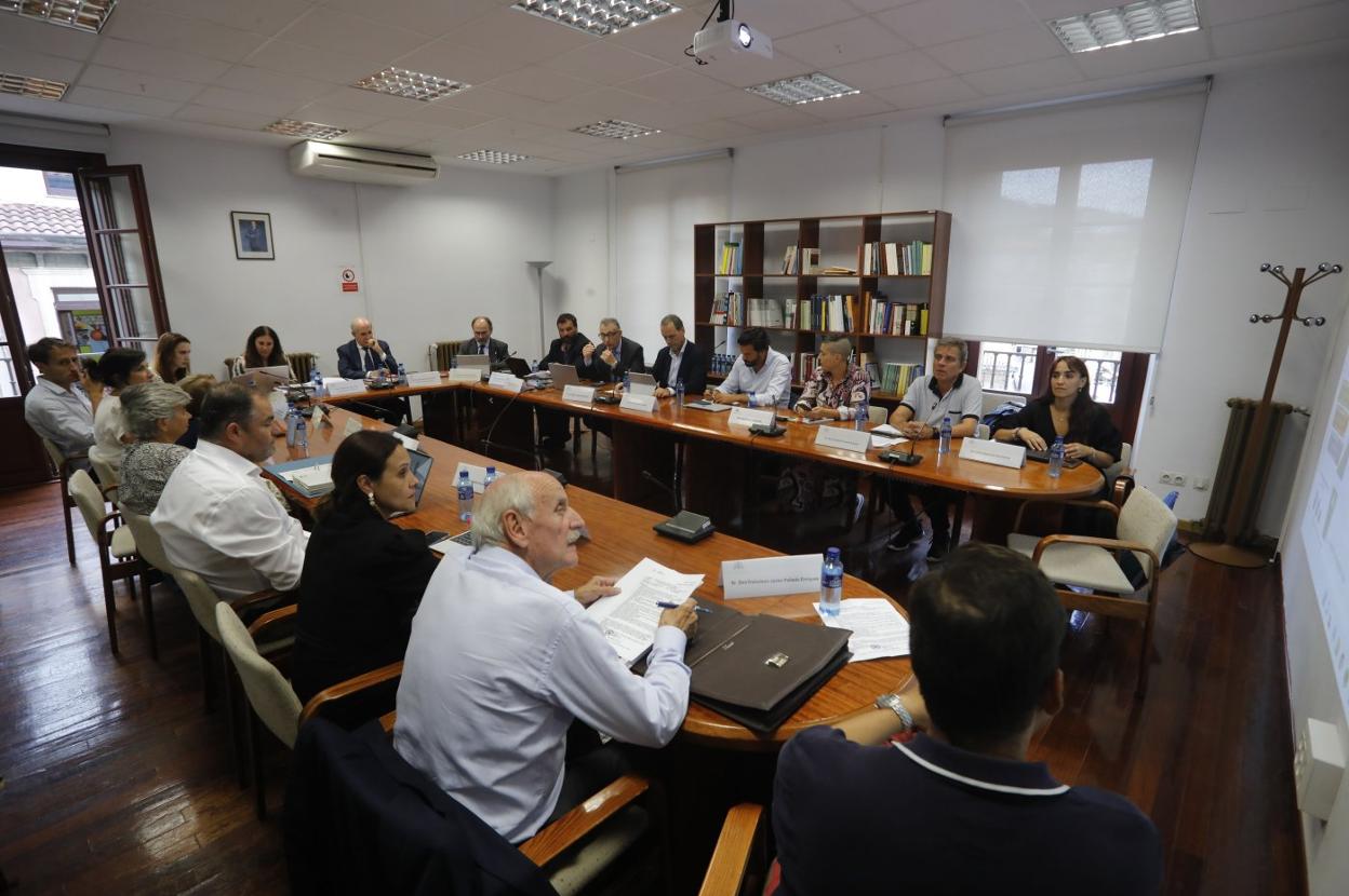 Los miembros del Consejo Social durante la sesión de ayer. 