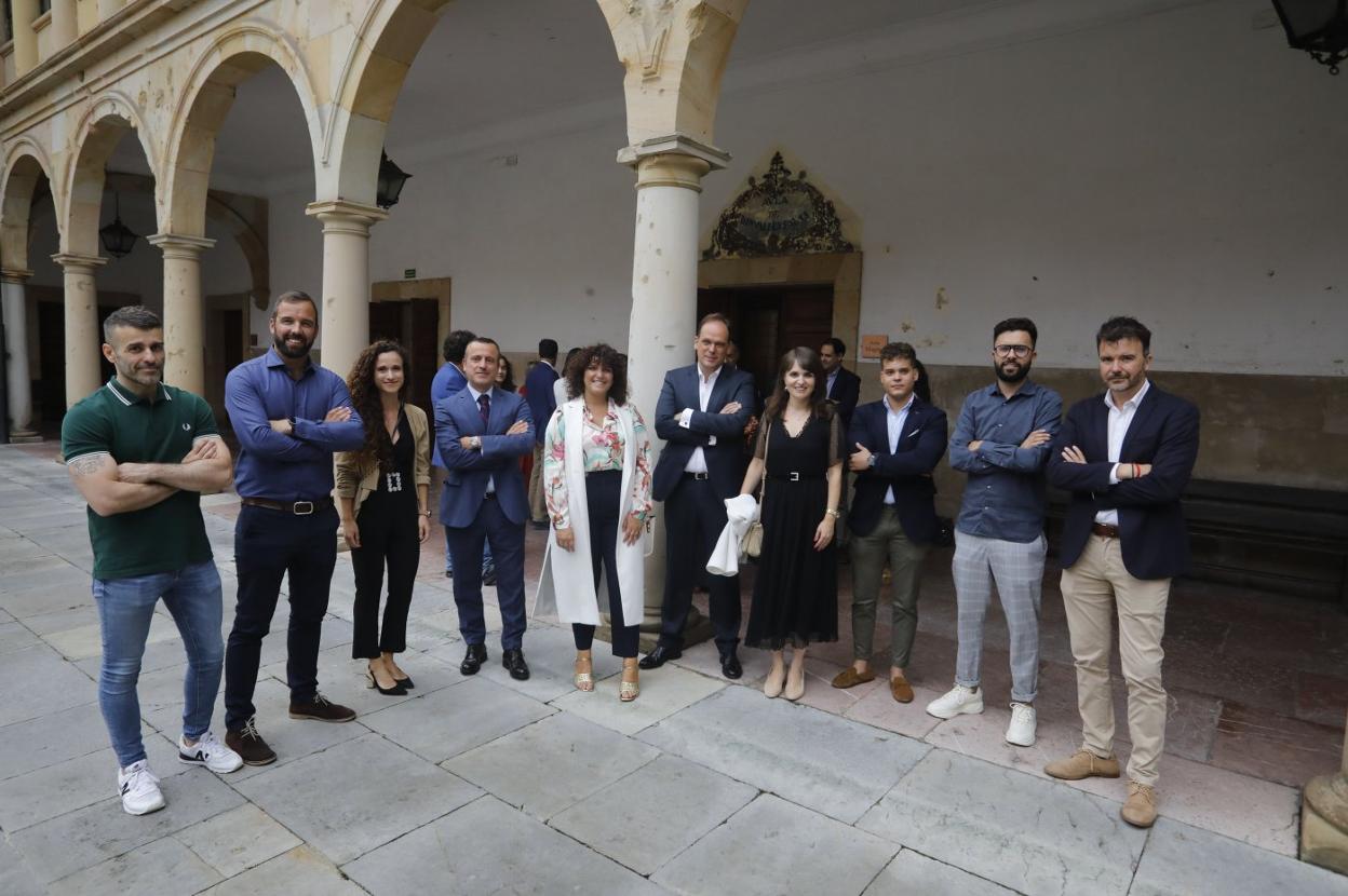 Pablo Martín, junto a alumnos que recibieron ayer los diplomas. 