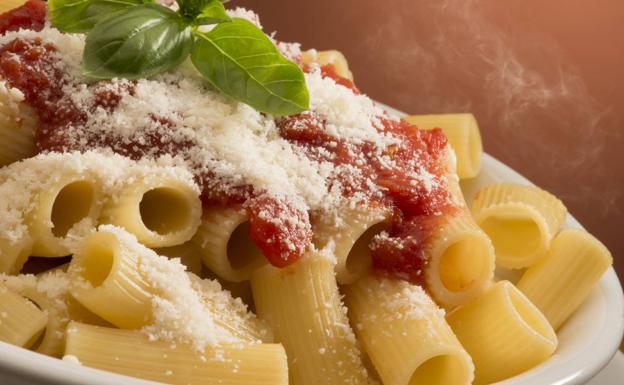 Cocer la pasta con el fuego apagado, el consejo de un Nobel de Física para ahorrar energía