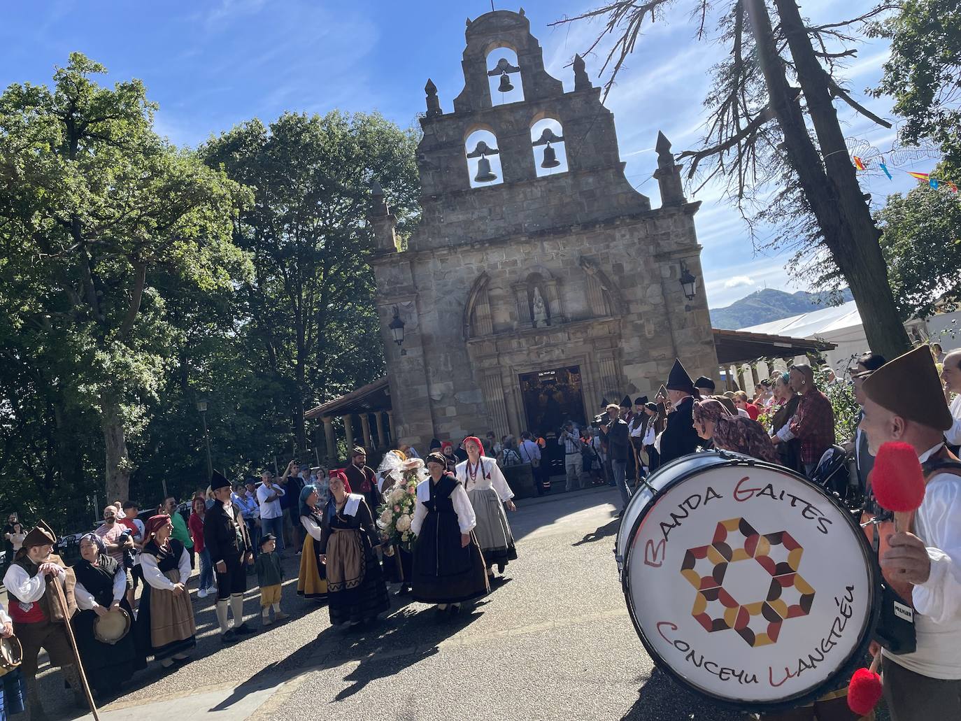 Fotos: El Carbayu recupera la procesión a hombros de los sanitarios