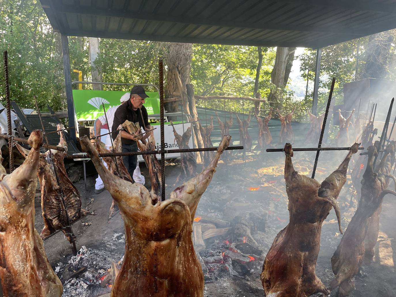 Fotos: El Carbayu recupera la procesión a hombros de los sanitarios