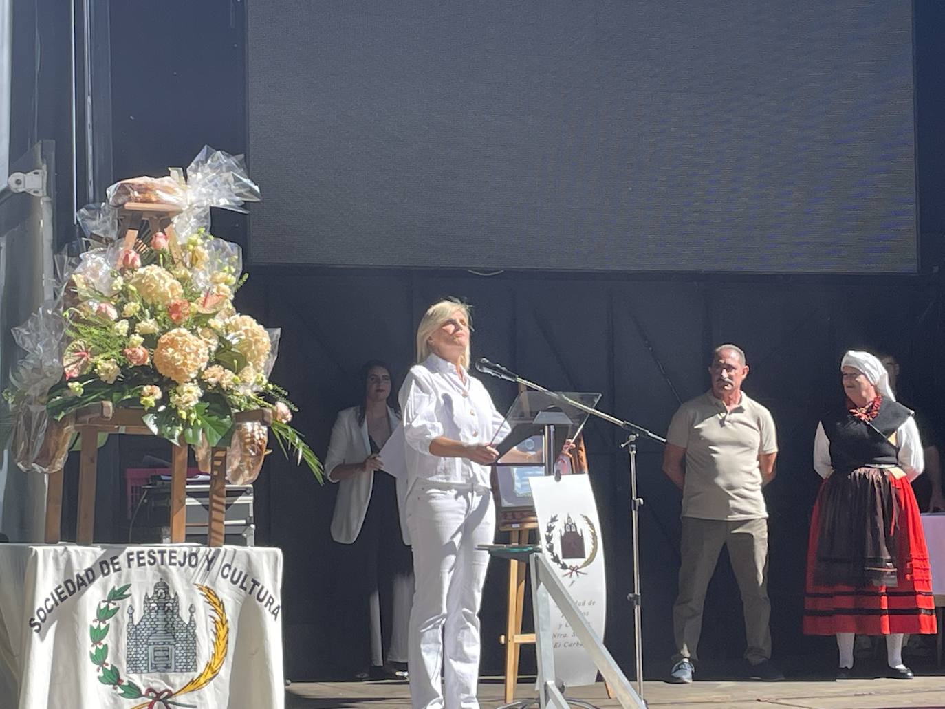 Fotos: El Carbayu recupera la procesión a hombros de los sanitarios