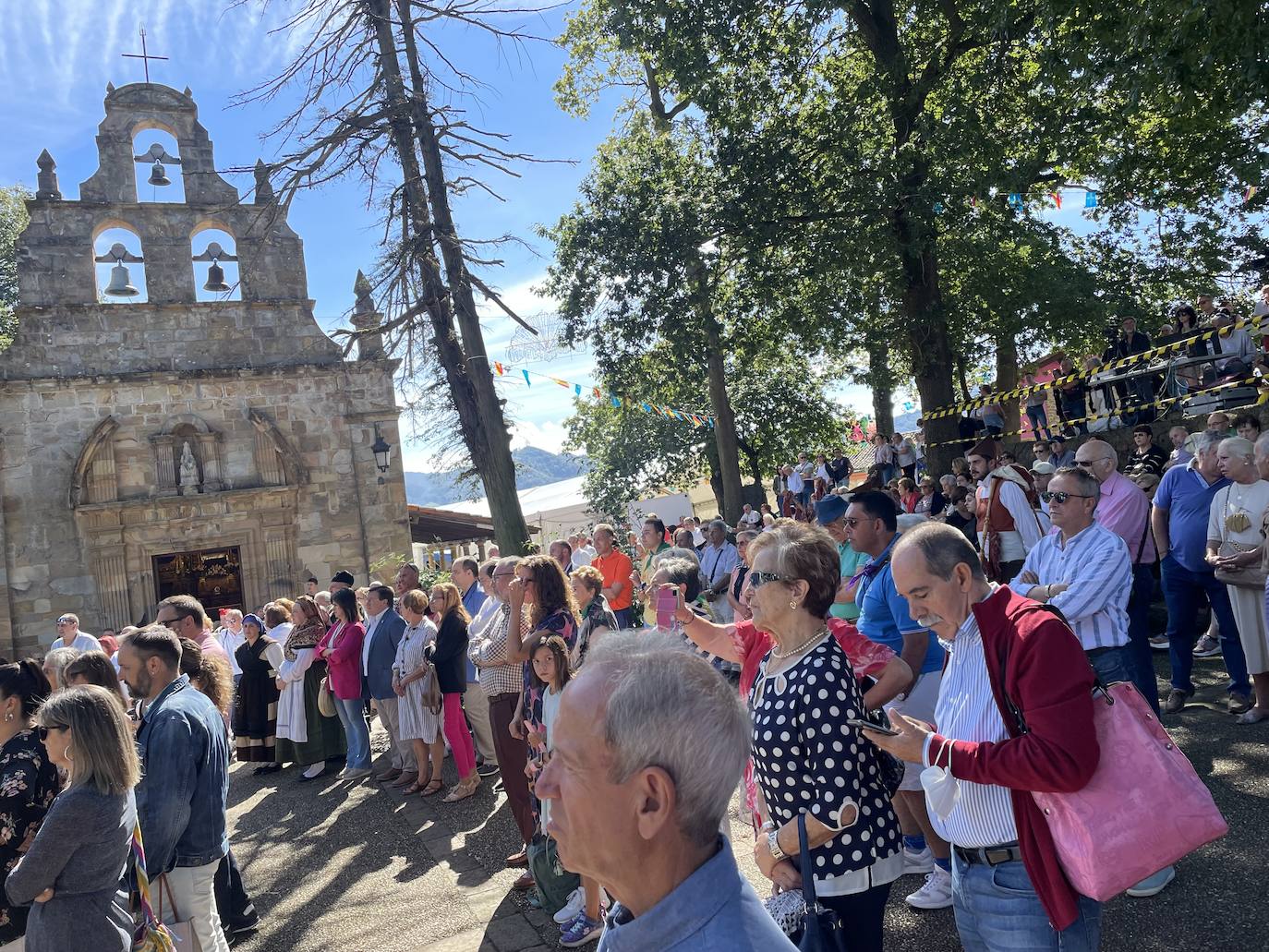 Fotos: El Carbayu recupera la procesión a hombros de los sanitarios