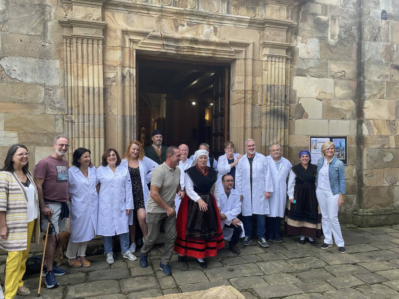 Fotos: El Carbayu recupera la procesión a hombros de los sanitarios