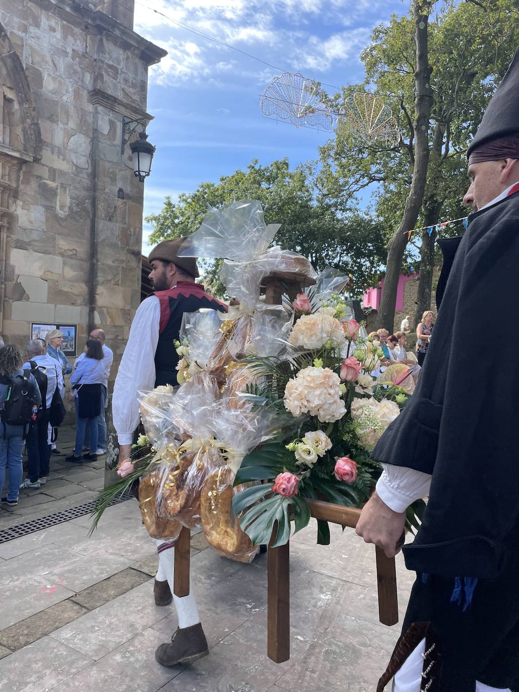 Fotos: El Carbayu recupera la procesión a hombros de los sanitarios