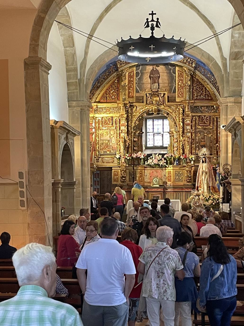 Fotos: El Carbayu recupera la procesión a hombros de los sanitarios