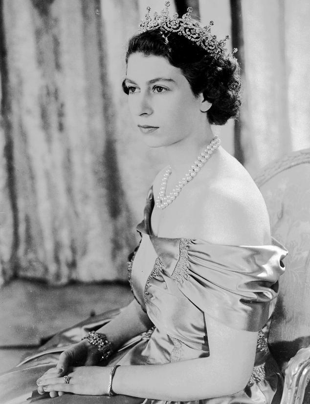 Isabel II, entonces princesa Isabel, con un vestido plateado con una tira de diamantes y un collar de perlas, en una imagen del 30 de agosto de 1949.