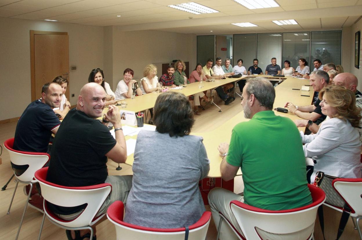El secretario general Monchu García, dirigiendo ayer la reunión de la Comisión Ejecutiva local. 