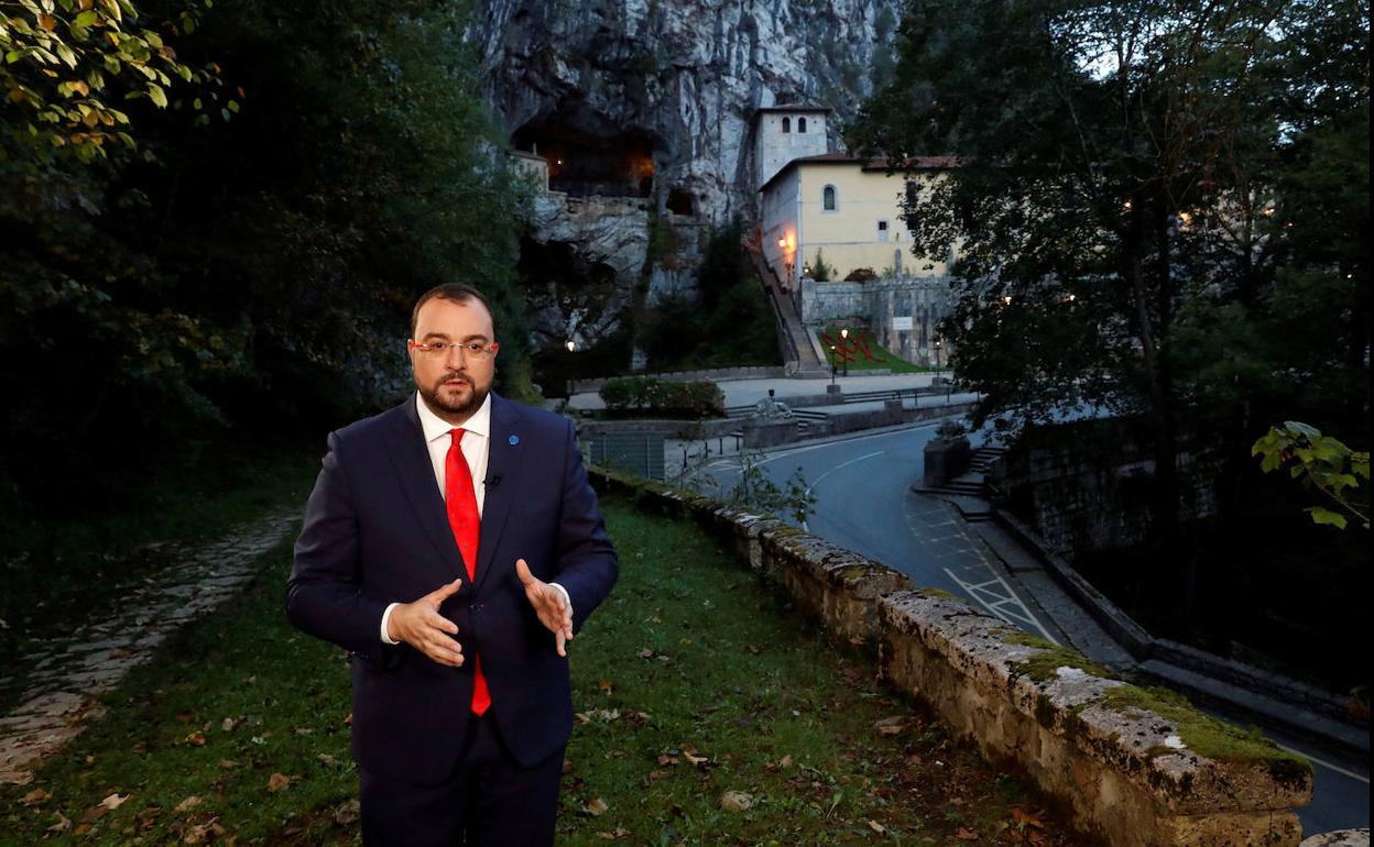 Adrián Barbón, presidente del Principado, durante su mensaje en el Día de Asturias