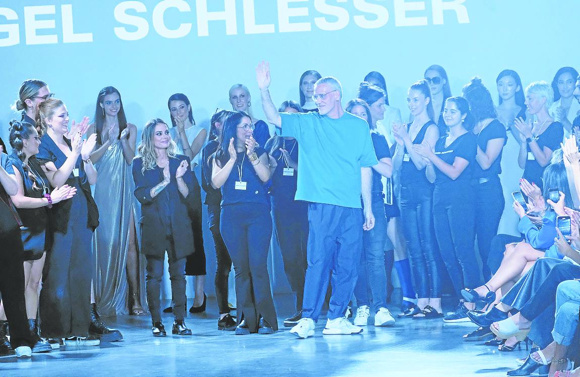 Alfonso Pérez salió a saludar y recibió el aplauso del público por su colección. 