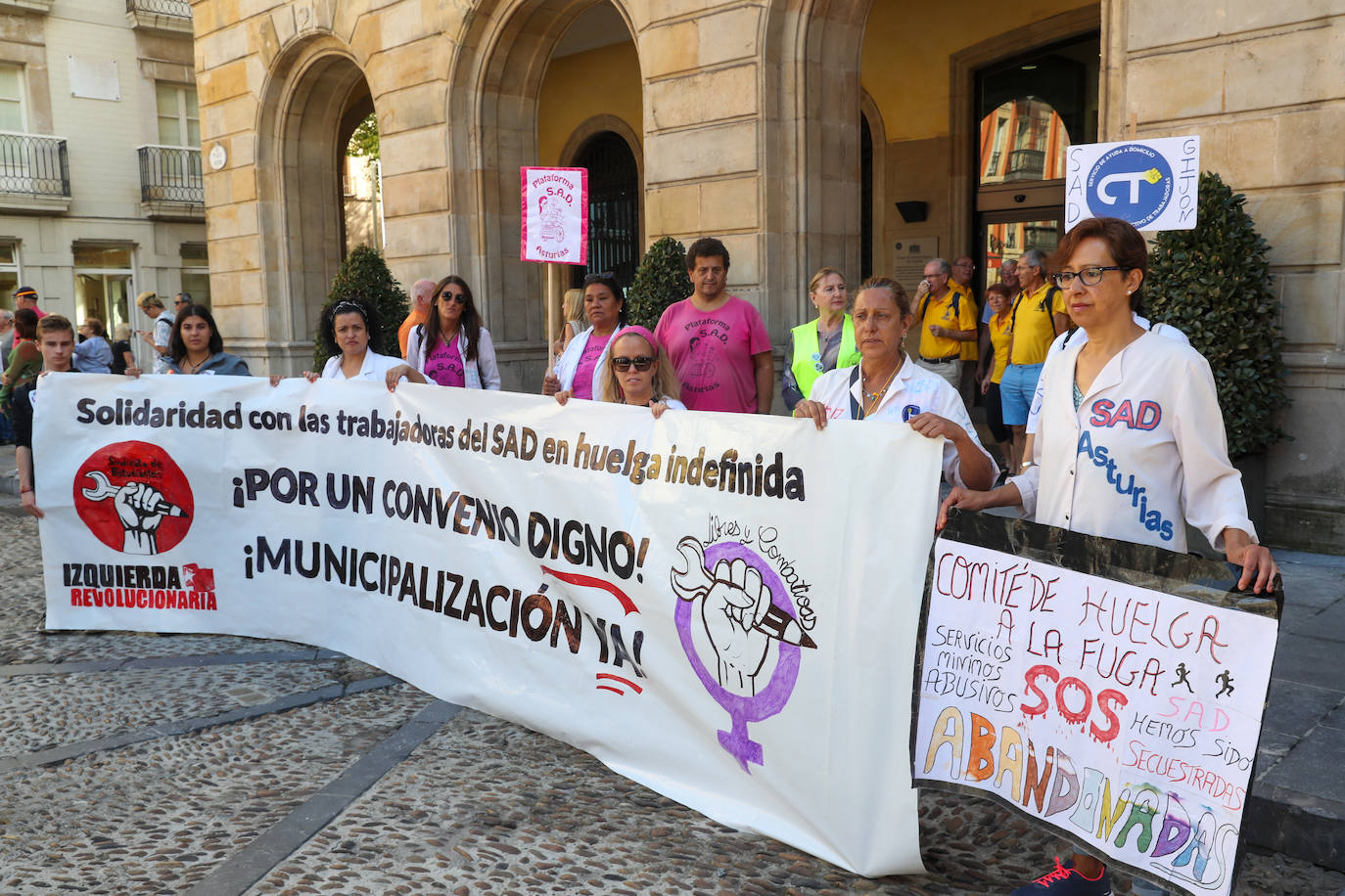 Fotos: Protestas de las trabajadoras de ayuda a domicilio en el Ayuntamiento de Gijón