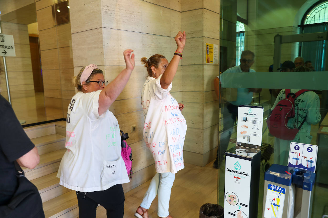 Fotos: Protestas de las trabajadoras de ayuda a domicilio en el Ayuntamiento de Gijón