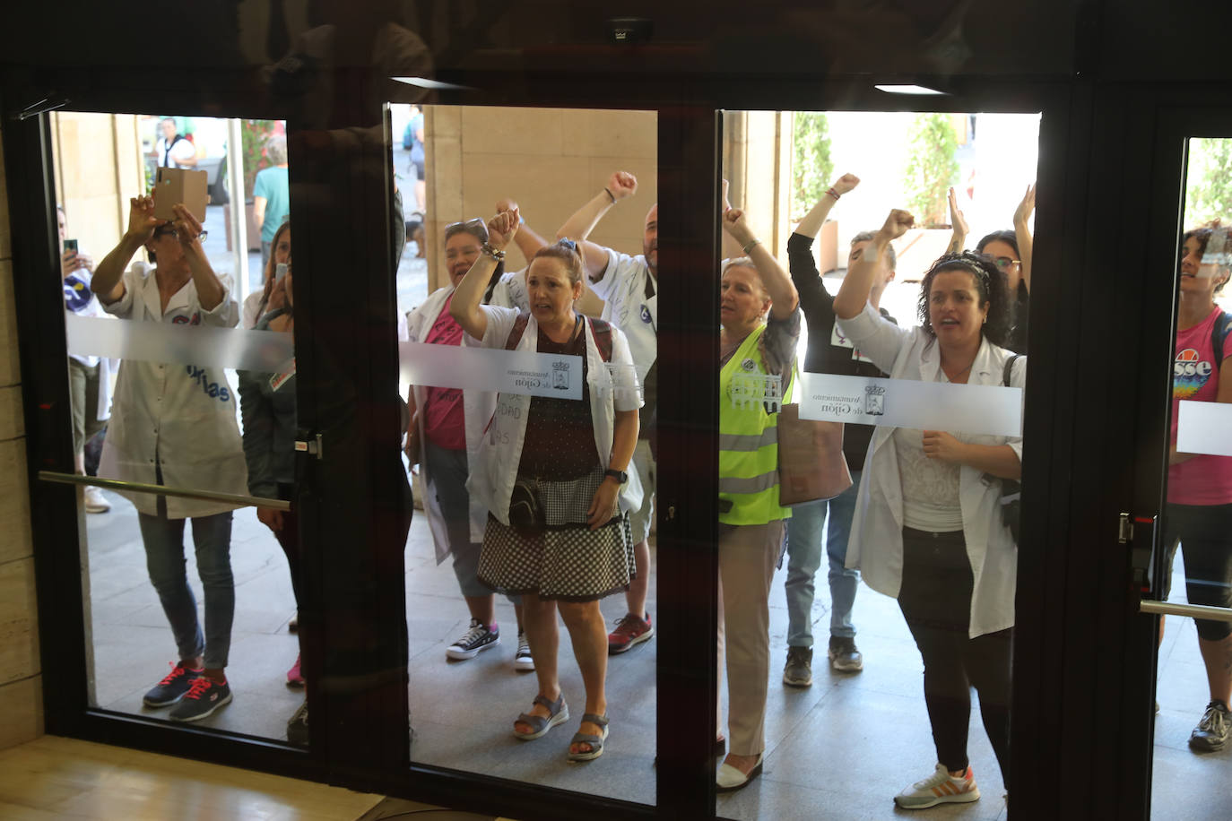 Fotos: Protestas de las trabajadoras de ayuda a domicilio en el Ayuntamiento de Gijón