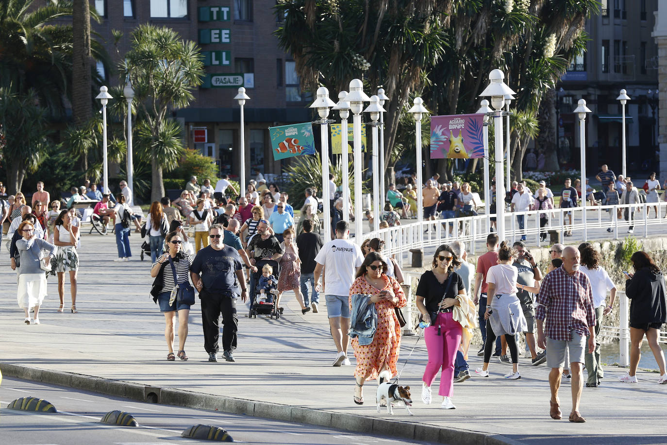 El Muelle, este viernes, repleto de ciudadanos que aprovecharon el buen tiempo para pasear. 