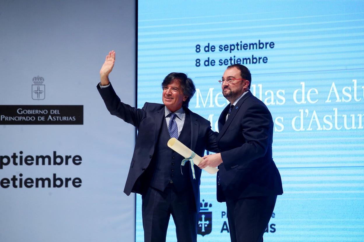 Carlos López-Otín y Barbón, en el momento de entrega de la distinción al primero como Hijo Adoptivo. 