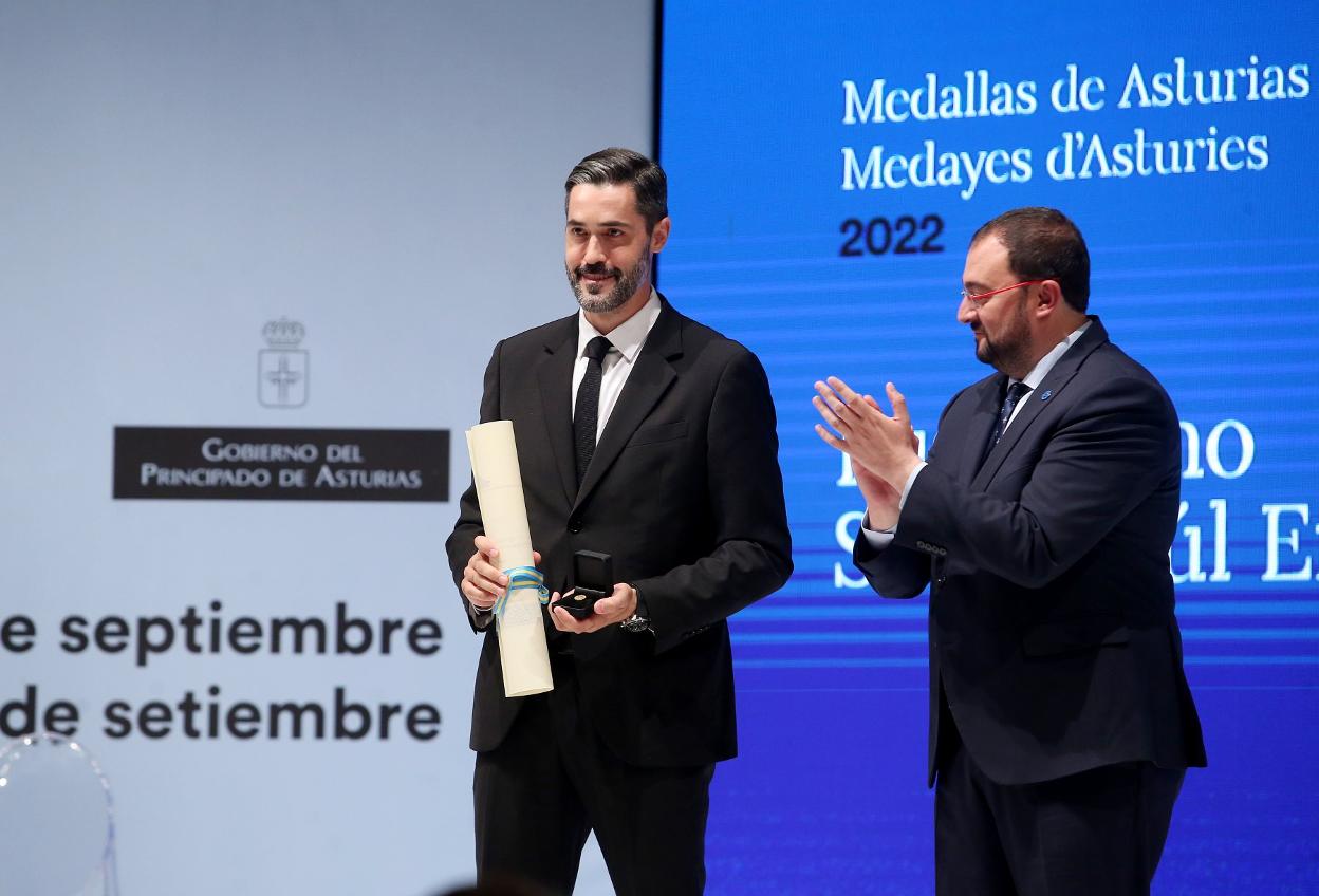 Raúl Entrerríos recibe el diploma de manos de Adrián Barbón. 