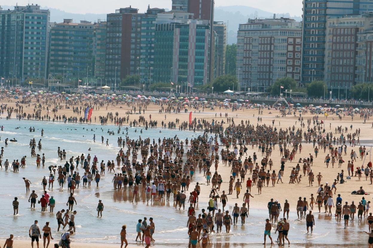 La playa de San Lorenzo, llena de bañistas, el pasado mes de agosto. 