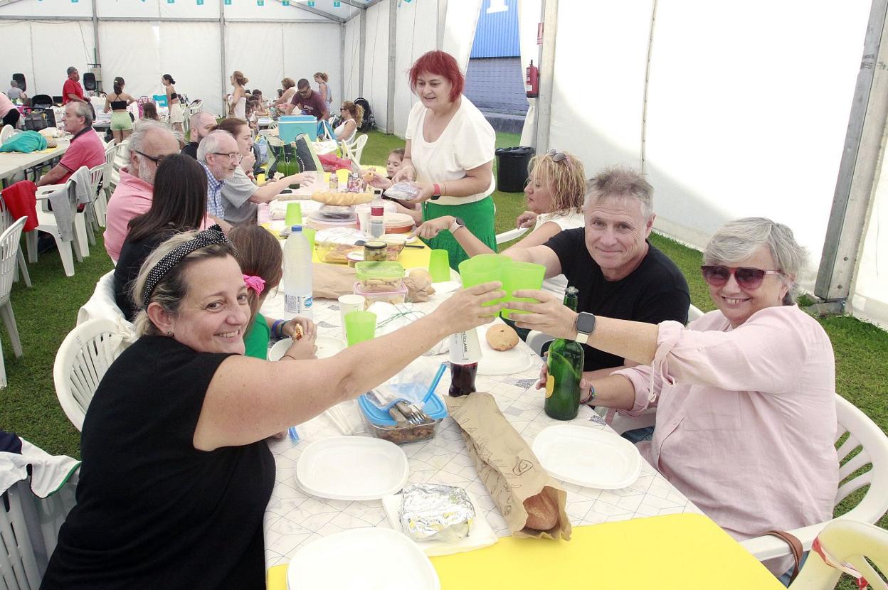 Ana González y la edil Carmen Saras, con el presidente olayista, José Enrique Plaza, durante la comida de hermandad organizada en el club. 